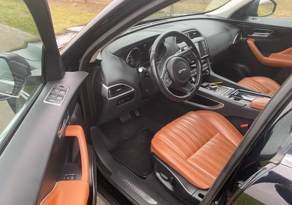 Jaguar F-Pace cena 79999 przebieg: 186000, rok produkcji 2016 z Staszów małe 704